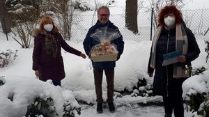 Die Übergabe eines Geschenkkorbes durch Gudrun Kiehne (links im Bild) und Marion Klinger an Günter Letfuß in Schwarzenbach an der Saale am 19. Januar 2021.