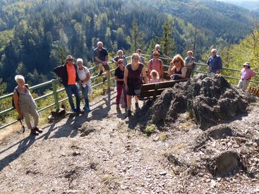 Die Gruppe an einer der Aussichtsstellen mit einem wunderbaren Blick in die Frankenwaldlandschaft.
